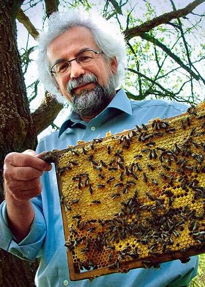 HANDOUT - Ein undatiertes Foto zeigt den W¿rzburger Bienenforscher J¿rgen Tautz. Tautz hat eine hoch dotierte Auszeichnung der Deutschen Forschungsgemeinschaft (DFG) erhalten. Der sogenannte Communicator-Preis ist mit 50 000 Euro versehen und w¿rdigt den Wissenschaftler ¿¿f¿r die langjährige, vielfältige und originelle Vermittlung seiner Forschungsarbeiten und der Bienenforschung in die Medien und die ÷ffentlichkeitª, wie die W¿rzburger Universität am Montag (19.03.2012) mitteilte. Foto: Alice Natter dpa/lby  (zu dpa/lby "Bienenforscher erhält mit 50 000 Euro dotierten DFG-Preis" vom 19.03.2012 / Redaktionshinweis:  Verwendung nur zu redaktionellen Zwecken) [ Rechtehinweis: usage Germany only, Verwendung nur in Deutschland ]